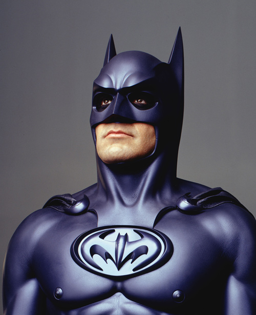 باتمان من جورج كلوني كان 'حلمات' على الزي والسبب هو ببساطة شائن
