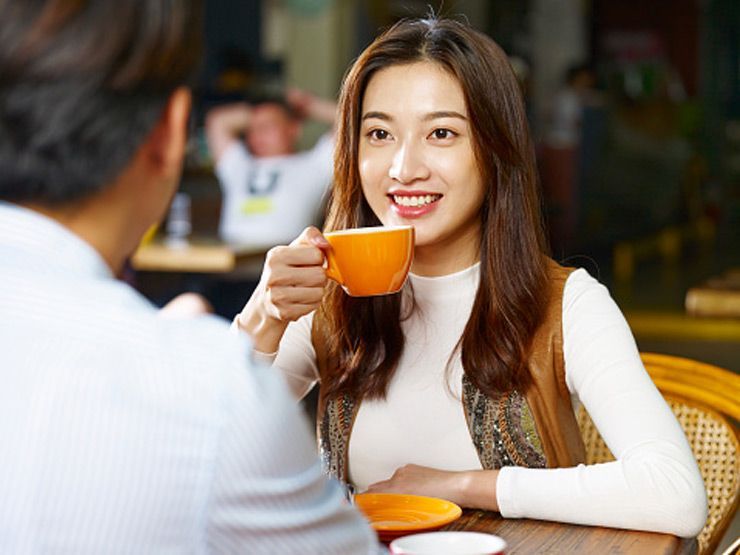 Cum să flirtezi în mod natural cu femeile în 6 pași simpli și să îți îmbunătățești drastic jocul