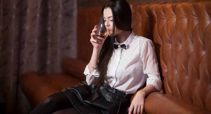 Egy nő személyiségjegye az alkohol választása révén