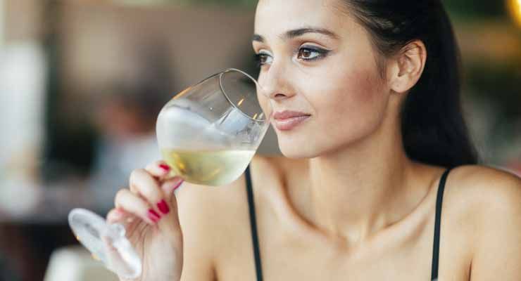 Egy nő személyiségjegye az alkohol választása révén
