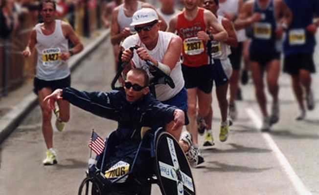 Ojciec, który biegnie ze swoim niepełnosprawnym synem w triatlonach