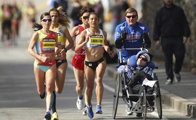Padre che corre con il figlio disabile nel triathlon