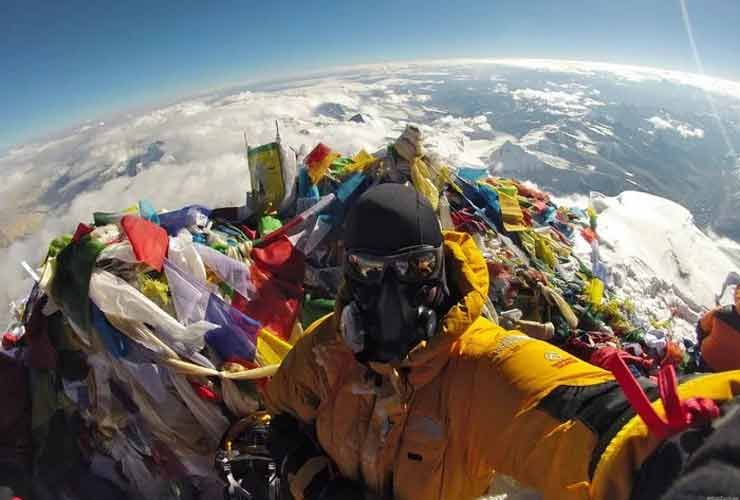 Tip dijeli selfie s vrha Mount Everesta kako bi dokazao da Zemlja nije ravna