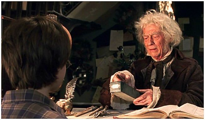 John Hurt, igralec, ki je igral igralca palic Ollivanderja v Harryju Potterju, umrl pri 77 letih