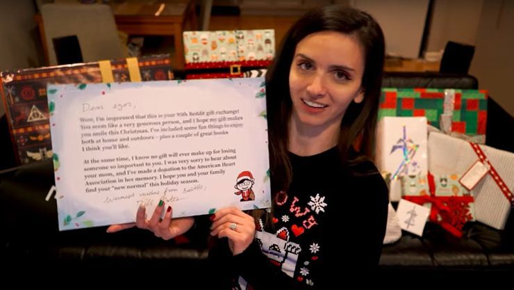 أحد مستخدمي Reddit كان لديه بيل جيتس باعتباره بابا نويل السري الخاص بها وتلقى مجموعة من 14 هدية تزن 37 كجم