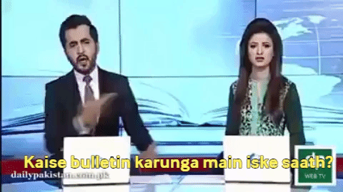 Två pakistanska ankare som slåss på live-TV är den mest lustiga kollegakampen någonsin