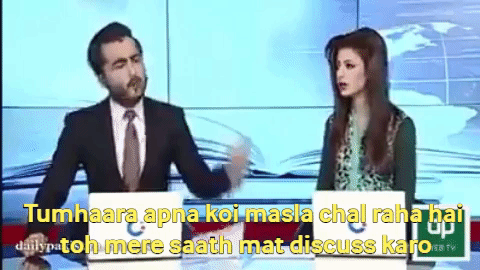 दो पाकिस्तानी एंकर लाइव टीवी पर लड़ रहे हैं, जो सबसे ज्यादा खुश करने वाले सहकर्मी हैं