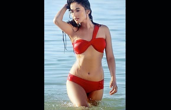 Những bộ bikini nóng bỏng nhất - Sonal Chauhan
