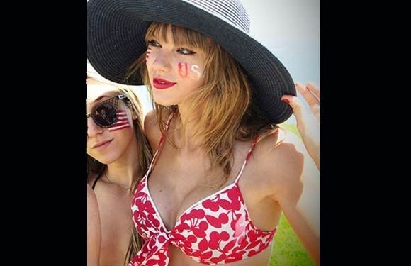 Pinakamainit na Mga Bikini ng Bikini - Taylor Swift
