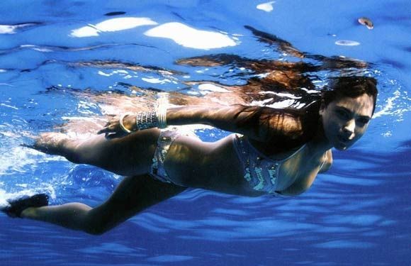 Karstākie bikini ķermeņi - Lara Dutta