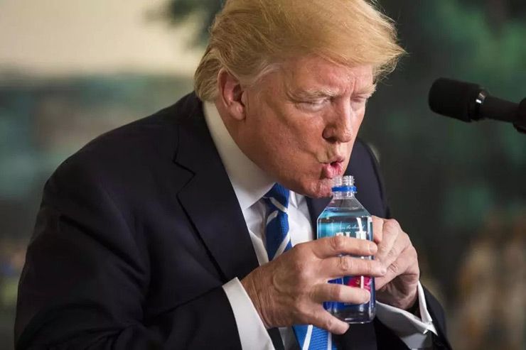 El agua potable de Donald Trump es ahora un divertido meme de Internet