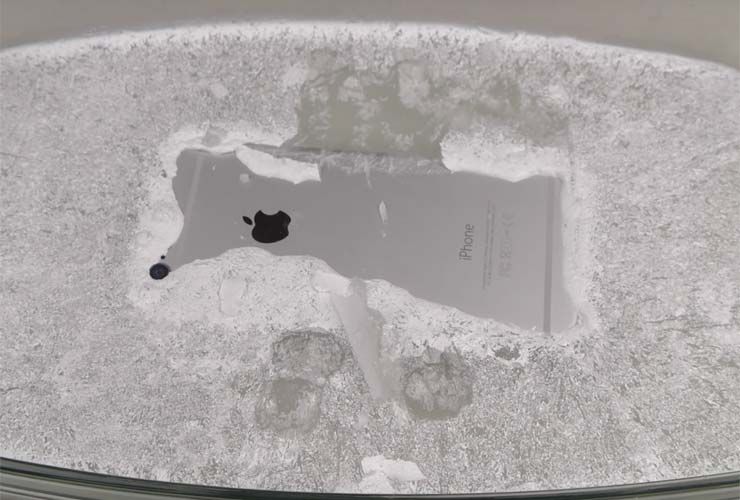 Varför lägger människor sina iPhones i frysen?