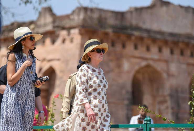 Hillary Clinton libiseb ja peaaegu kukub kaks korda Jahaz Mahali trepil Indias olles