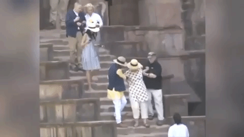 هيلاري كلينتون تنزلق وتقترب من السقوط مرتين على درج جاهز محل أثناء وجودها في الهند