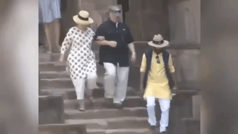 هيلاري كلينتون تنزلق وتقترب من السقوط مرتين على درج جاهز محل أثناء وجودها في الهند