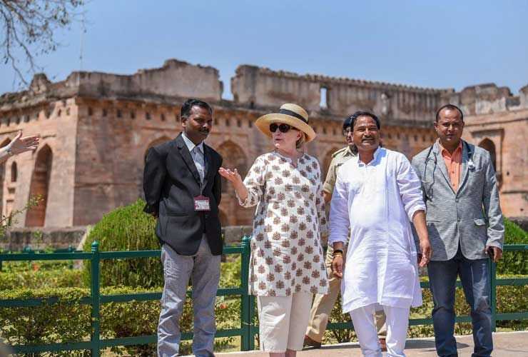 Хилари Клинтън се подхлъзва и почти пада два пъти по стълбите на Джахаз Махал, докато е в Индия