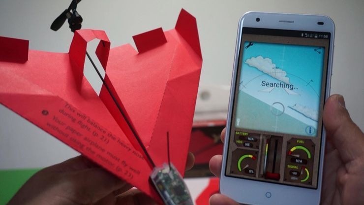 Aquest avió de paper es pot controlar amb el vostre telèfon intel·ligent i sembla molt divertit
