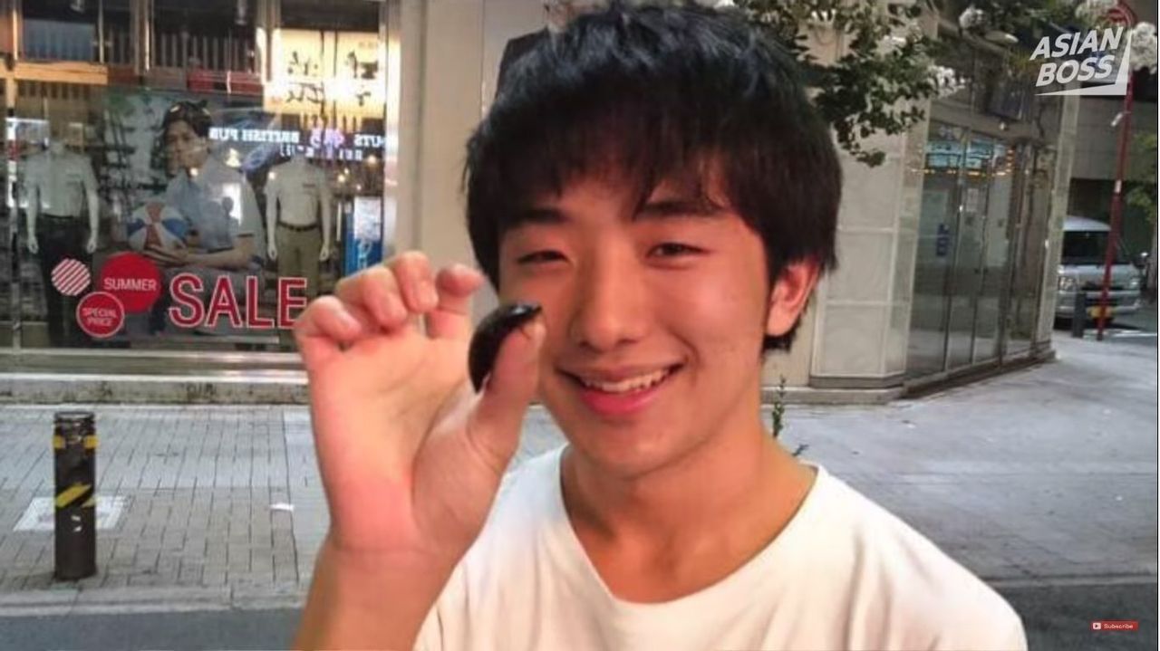 जापानी लड़के ने कॉकरोच को 1 साल के लिए खा लिया