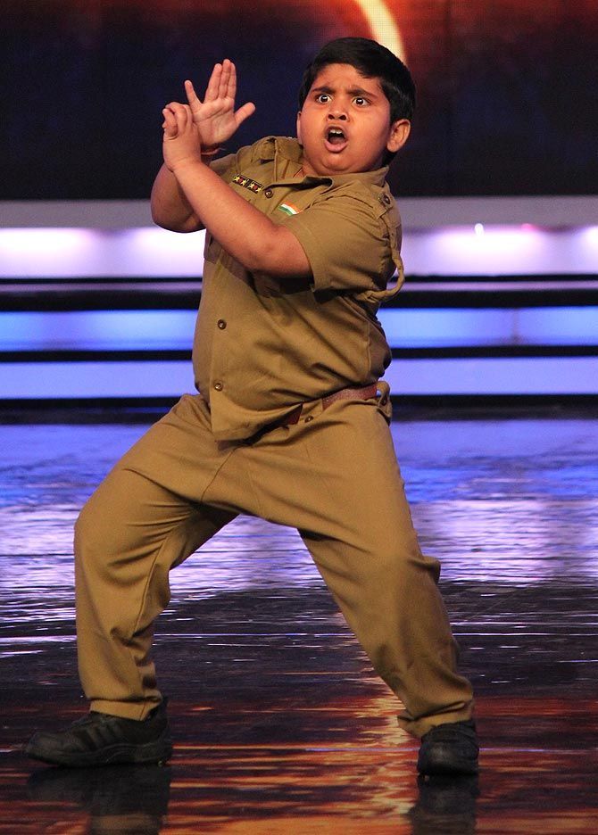 13YO Indian Kid qui a déjà dansé avec Salman Khan Rocks `` Britain's Got Talent '' avec son Desi Swag