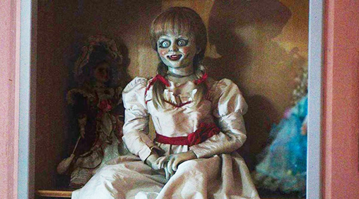Prestrašeni moški v svojem domu snema lutke 'Annabelle', ki se premikajo sami in je stvar nočnih mor