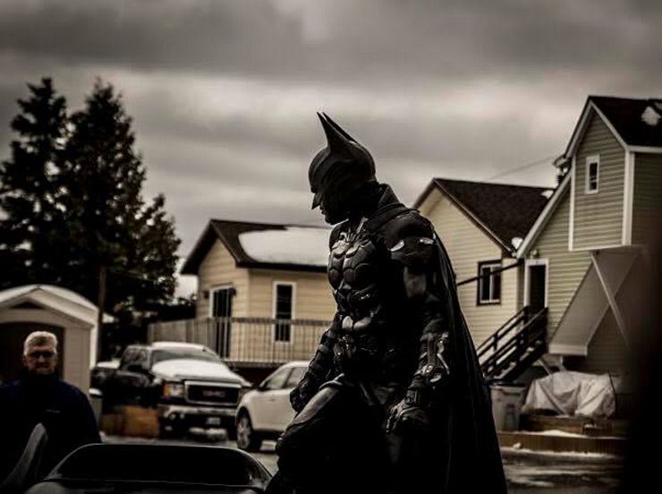 Itinigil ng Pulisya Ang Isang Batman Lookalike Para sa Isang Selfie