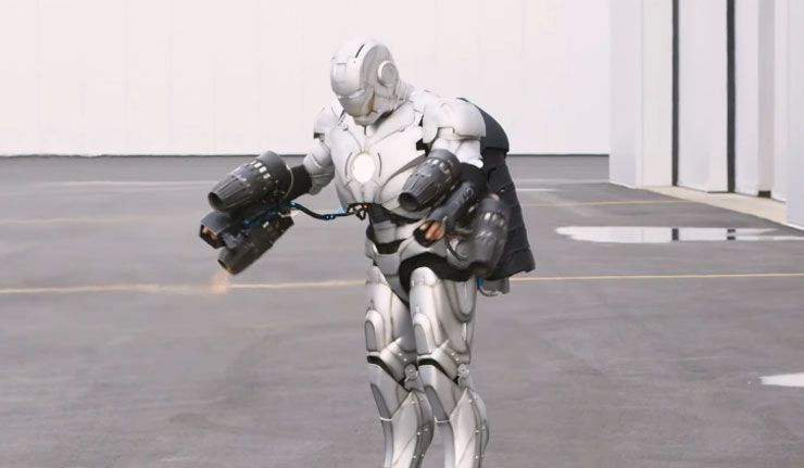 Adam Savage de Mythbuster a construit un costume Iron Man qui peut vraiment voler