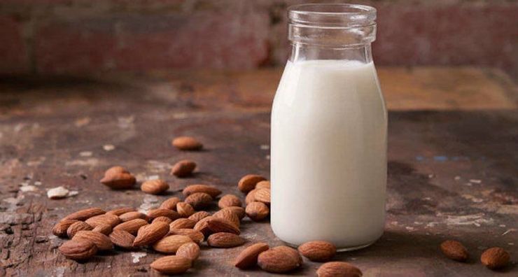 क्या आप लैक्टोज असहिष्णु या एक शाकाहारी हैं? आप निश्चित रूप से बादाम दूध की कोशिश करनी चाहिए