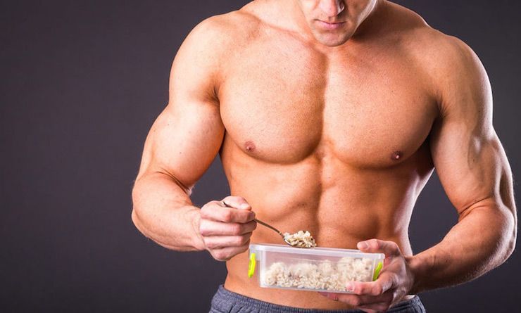 ¿Comer en grande para crecer? La ganancia de músculo no se trata solo de llenarse la cara de comida