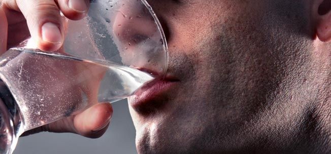 5 razloga zbog kojih biste ujutro trebali piti toplu limunsku vodu