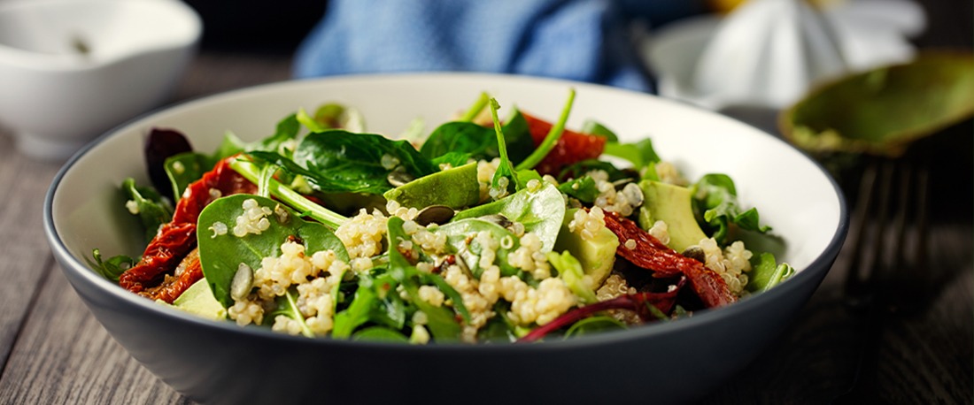 Salade de graines de chanvre pour le déjeuner ou le dîner