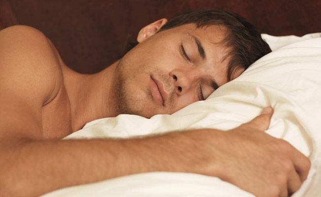 Причини да спиш гол
