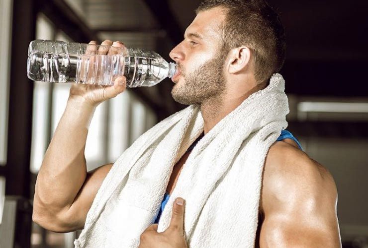 Koliko vode pravzaprav moramo popiti, da bi se bolje odrezali v telovadnici