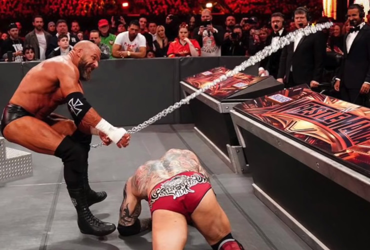 Fouetter le dos de Batista avec une chaîne en acier