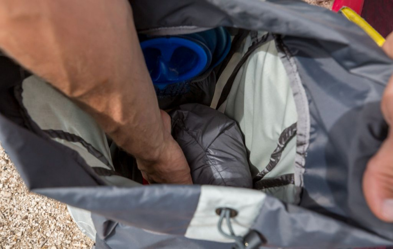   patagonia alsó pulóver hátizsákba csomagolva
