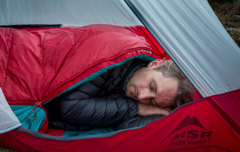   sátorban alszik