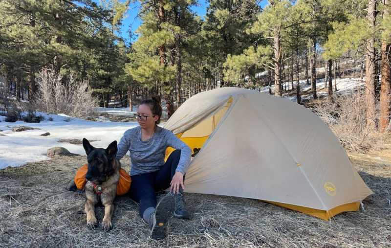   excursionista i gos amb Ruffwear Approach al campament