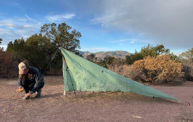   hiker na nagse-set up ng hyperlite mountain gear flat tarp