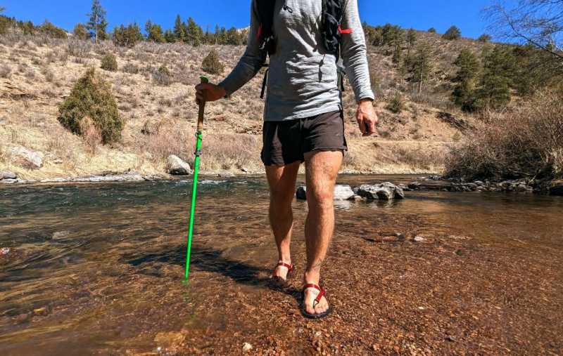   планинар који носи хуараче за потеру на води