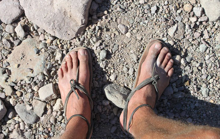   6 meilleures sandales minimalistes : guide des sandales pieds nus et de course