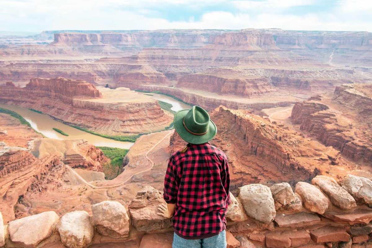 Меган гледа към каньона в Държавния парк на мъртвите коне