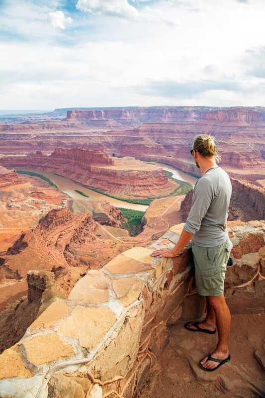 Michaelas žiūri į kanjoną negyvų arklių valstybinį parką