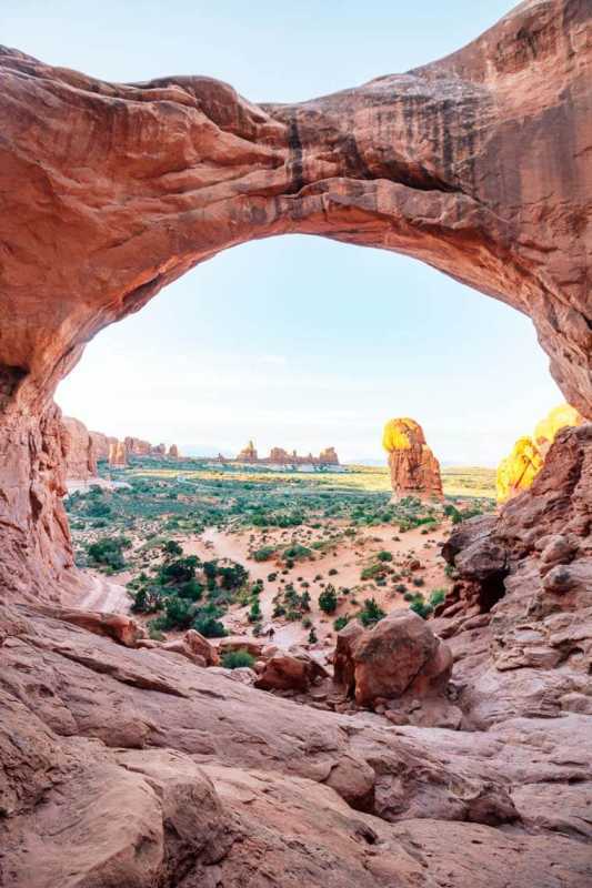 La vue à travers une double arche dans le parc national des Arches