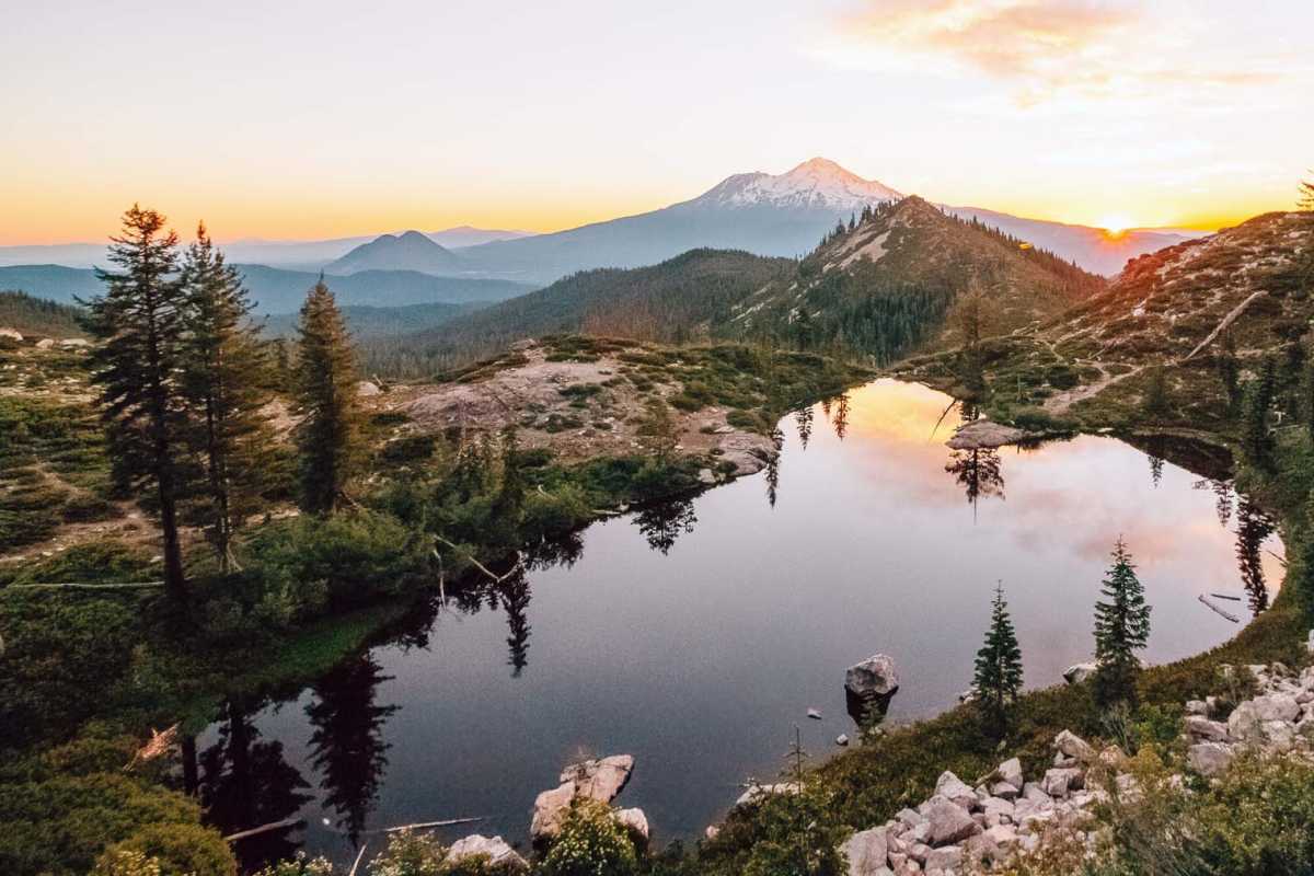 Srdce jezero s Mount Shasta v dálce