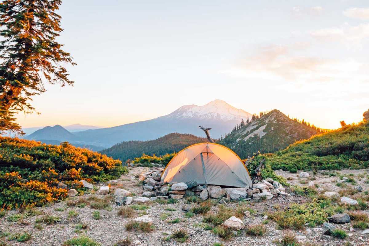 Postavljen šotor za popotnike z goro Shasta v daljavi