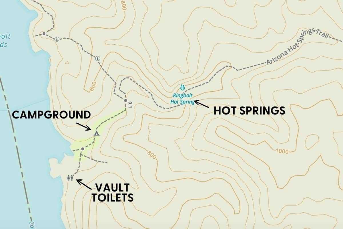 アリゾナ温泉を基準としたキャンプ場の位置を示す地形図