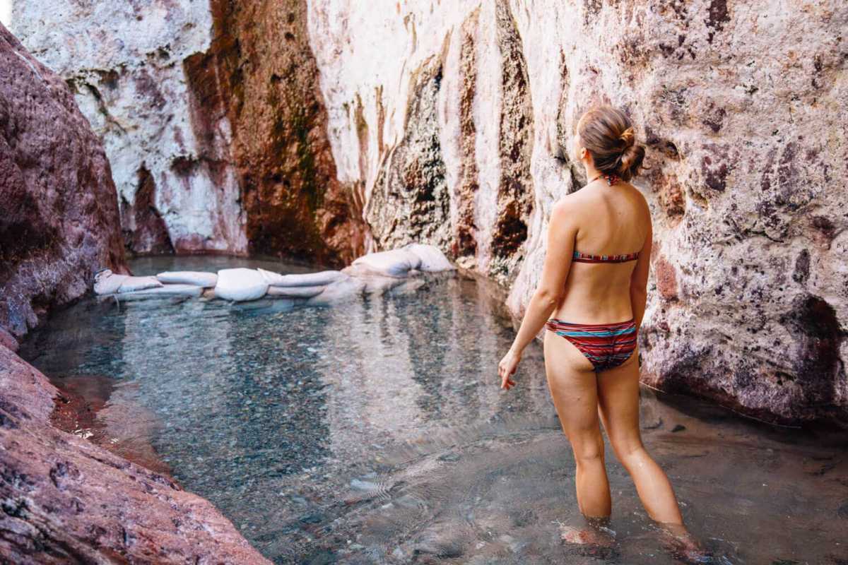 Megan staat in de warmwaterbronnen van Arizona