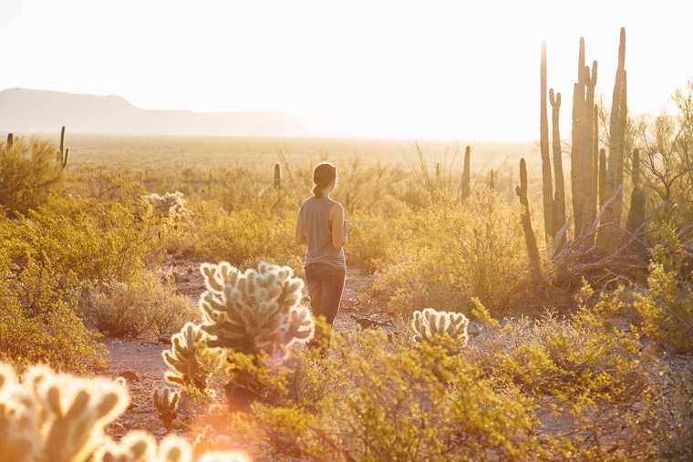 Megan sleduje východ slnka medzi kaktusmi