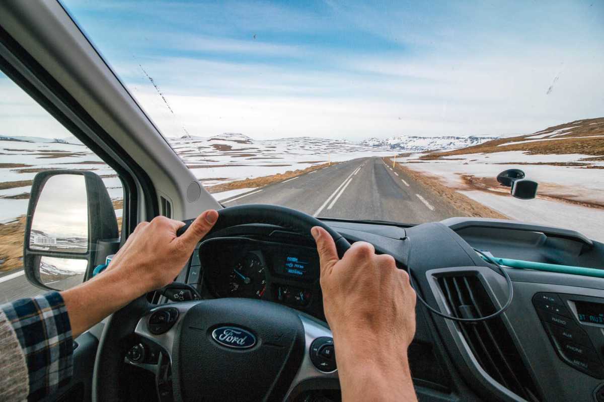 Ujęcie POV przedstawiające jazdę kamperem po drodze na Islandii