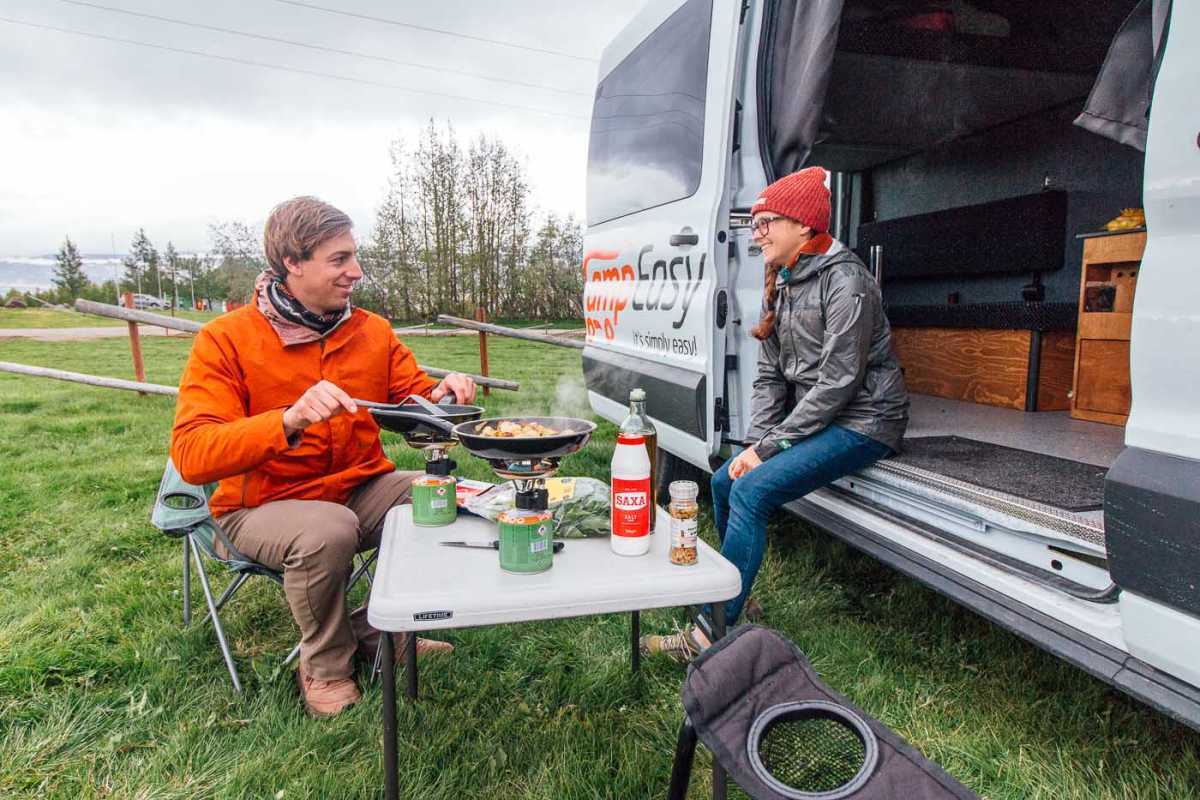 Et par laver middag på en campingplads i Island