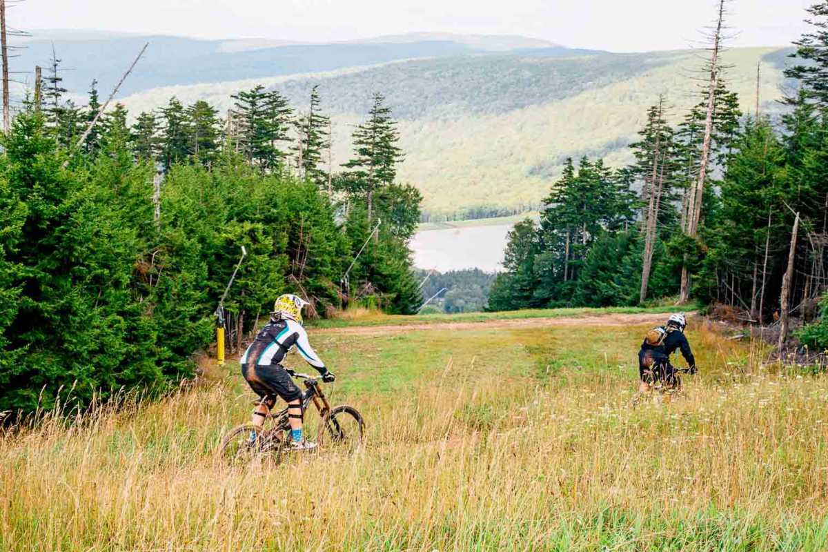 Двое мужчин катаются на горных велосипедах в Сноушу в Западной Вирджинии.